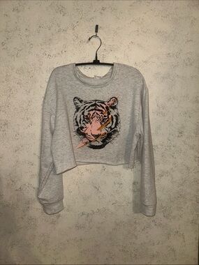 Le Lis Light Gray Cropped Sweatshirt with Tiger Graphic